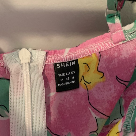 Beautiful summer off shoulder dress. Medium but fitting small. - Picture 2 of 2